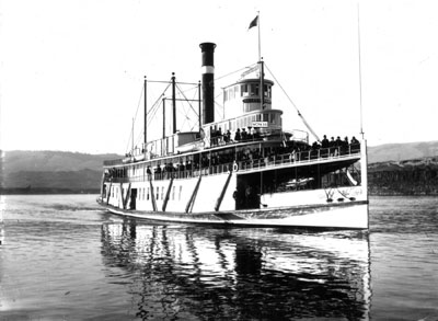 The Bailey Gatzert at cruising speed on the Columbia, decks full of passengers, probably sometime early in the 20th century.